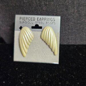 Creamy enamel color wing shape earrings